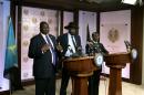 Le premier vice-président du Soudan du Sud Riek Machar (g) au côté du président Salva Kiir (C) et du vice-président James Wani Igga (d) juste a...<br /><br />Source : <a href=