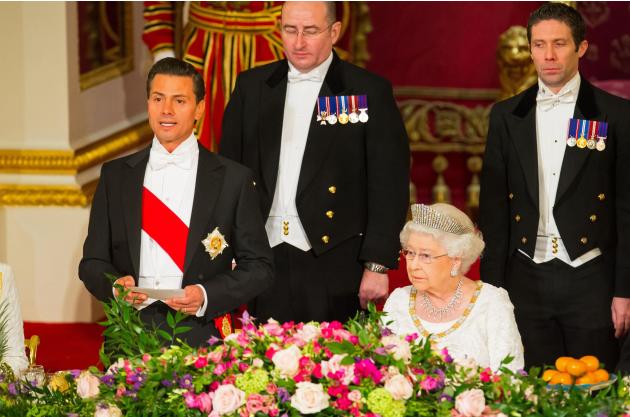 Mexico's President Enrique Pena Nieto stands next to Britain's Queen Elizabeth as he makes his speech during a state banquet at Buckingham Palace in London