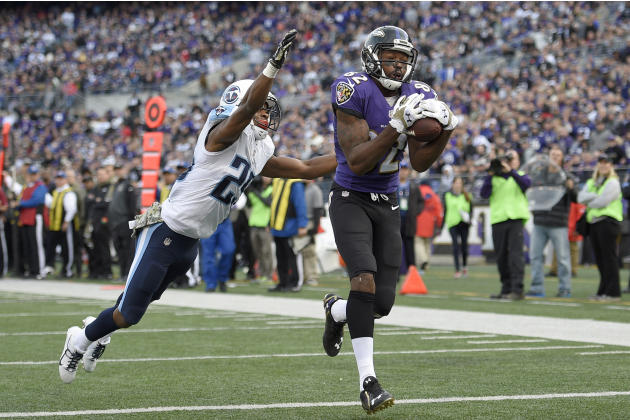 El receptor abierto Torrey Smith (82) de Los Cuervos de Baltimore recibe la ONU PASE de Anotación ante el esquinero blidi Wreh-Wilson (25) de Los Titanes De Tennessee, el domingo 9 de noviembre de 2014. (AP F