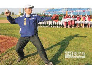 前桃園縣長吳志揚（左）接任中華職棒聯盟會長，圖為他主持台灣盃高中棒球錦標賽開幕式，拉弓開球動作架式十足。（本報資料照片）