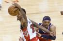Lou Williams de los Raptors de Toronto es objeto de una falta de Paul Pierce de los Wizards de Washington en los playoffs de la NBA, el sábado 18 de abril de 2015. (Chris Young/The Canadian Press via AP) MANDATORY CREDIT