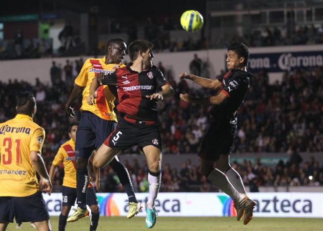 MEX48 GUADALAJARA (MÉXICO), 17/01/2015.- Los jugadores de Atlas Walter Kannemann (c) y Luis Venegas (d) disputan el balón con Yorleys Mena (i) de Monarcas hoy, sábado 17 de enero de 2015, en un partid