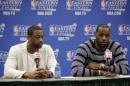 Dwyane Wade y LeBron James, del Heat de Miami, hablan en conferencia de prensa luego del segundo juego de las Finales de la Conferencia Este ante los Pacers de Indiana. La serie está empatada 1-1. (Foto AP/AJ Mast)