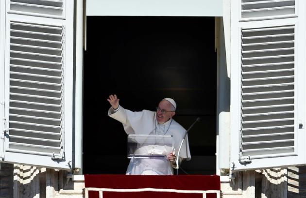 O papa Francisco acena para a multidão no Vaticano em 11 de outubro