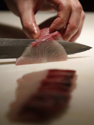 Un cocinero prepara sashimi en el resturante Akasaka Umaya de Tokio (Reuters)