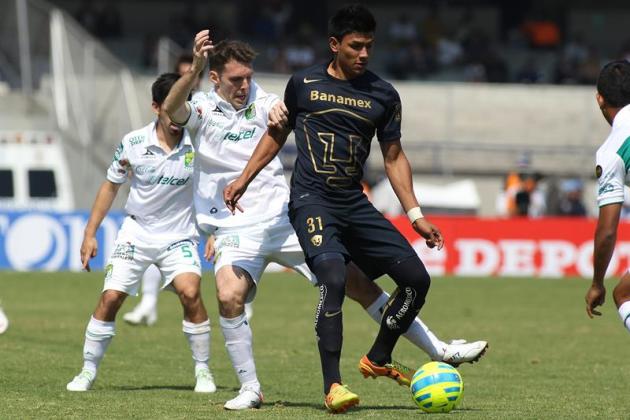 MEX31.CIUDAD DE MÉXICO (MÉXICO) 08/02/2015.-El jugador Jesús Gallardo (frente) de Pumas disputa un balón con Mauro Boselli (detrás), de León, hoy domingo 8 de febrero de 2015, durante un juego de la j