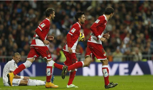 GRA341. MADRID, 08/11/2014.- El centrocampista del Rayo Vallecano Alberto Bueno (c), tras marcar ante el Real Madrid durante el partido de la undécima jornada de liga de Primera División, disputado es