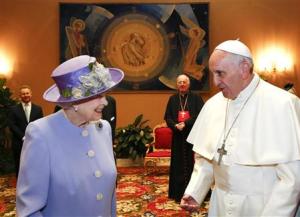 Britain&#39;s Queen Elizabeth talks to Pope Francis during a meeting at the Vatican