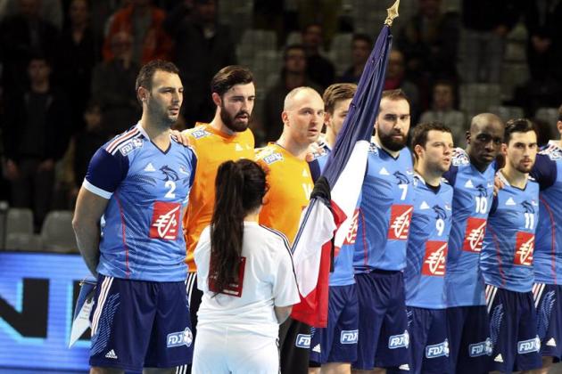 AED10 NANTES (FRANCIA), 09/01/2015.- Los jugadores franceses de izq a dcha Jérome Fernandez, Cyril Dumoulin,Thierry Obeyer, William Accambray, Igor Anic, Guillaume Joli, Kevynn Nyokas y Samuel Honrubi