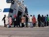 Des migrants, dont des Libyens, attendent d'embarquer sur un ferry dans le port de Lampedusa en Italie le 20 février 2015