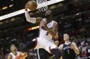 En esta foto del 4 de enero de 2015, Dwyane Wade, del Heat de Miami, dispara en un partido contra los Nets de Brooklyn (AP Foto/Lynne Sladky, archivo)