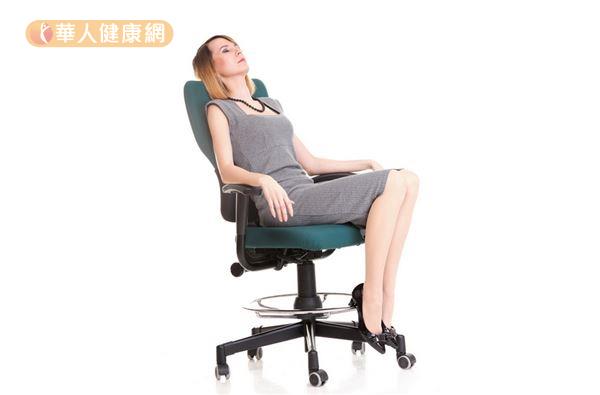 最理想的午睡姿勢，最好是能在一個有靠背的椅子放鬆坐下，坐在椅子上時要往椅背方向坐好坐滿。