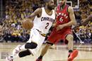 Kyrie Irving (2), de los Cavaliers de Cleveland, avanza ante la defensiva de Cory Joseph, de los Raptors de Toronto, en el segundo juego de la final de la Conferencia del Este, el jueves 19 de mayo de 2016 en Cleveland. (AP Photo/Tony Dejak)