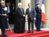 Le président François Hollande (d) accueille le président iranien Hassan Rohani, le 28 janvier 2016 à Paris
