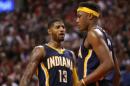 Paul George (I) y Myles Turner, de los Indiana Pacers, durante el encuentro con los Toronto Raptors en los playoffs de la Conferencia Este, el 16 de abril en el Air Canada Centre de Toronto