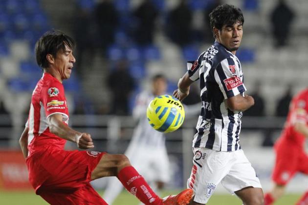 MEX67. PACHUCA (MÉXICO), 07/02/2015.-El jugador del Pachuca, Junior Sornoza (d), disputa el balón con Lucas Lobos (i), de Toluca, hoy, sábado 7 de febrero de 2015, en un partido de la jornada 5 del To