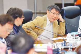 台北市長柯文哲2日出席北投區里長進行市政座談會，柯文哲（中）仔細聆聽里長提問。（陳信翰攝）