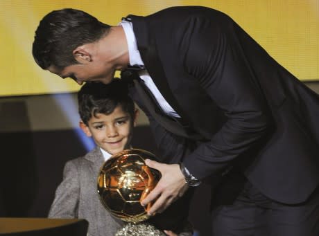 Cristiano Ronaldo réalise le rêve de son fils en lui présentant... Lionel Messi !