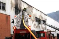 Bomberos apagan el fuego ocasionado en una carpintría de aluminio de la localidad vizcaína Atxondo, donde ha aparecido atado y herido un hombre que es el marido y yerno de las dos mujeres fallecidas con signos de haber sufrido una muerte violenta en su vivienda de localidad vizcaína de Abadiño. EFE