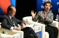 O presidente do Banco Mundial, Jim Yong Kim, é visto ao lado da encarregada da ONU sobre mudanças climáticas, Christiana Figueres, em 7 de outubro de 2015, em Lima