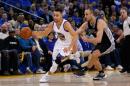 El base estadounidense Stephen Curry (#30), de los Golden State Warriors, esquiva al argentino Manu Ginóbili (#20), de los San Antonio Spurs, el 25 de enero de 2016 en Oakland, California