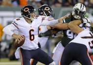 Jay Cutler, quarterback de los Bears de Chicago, se prepara para lanzar un pase frente a los Jets de Nueva York en el partido del lunes 22 de septiembre de 2014 (AP Foto/Bill Kostroun)