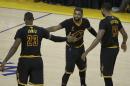 El base Kyrie Irving celebra con sus compañeros de los Cavaliers de Cleveland, LeBron James y Tristan Thompson durante la segunda mitad del juego 5 de la Final de la NBA ante los Warriors de Golden State el lunes 13 de junio de 2016 en Oakland, California. (AP Foto/Marcio Jose Sanchez)