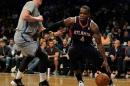 Paul Millsap (D), de Atlanta Hawks, es marcado por Mason Plumlee, de los Brooklyn Nets, durante partido de la liga NBA el 11 de abril de 2014.