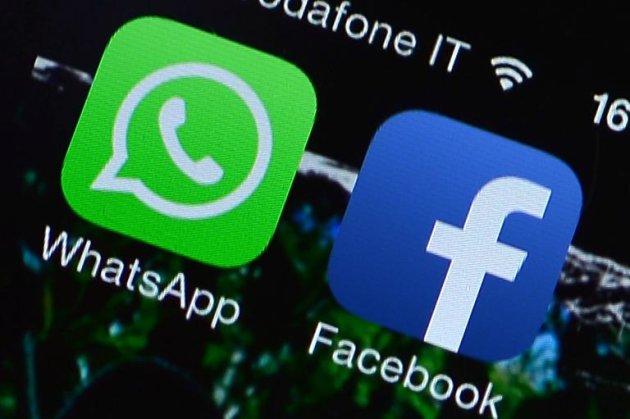 Los iconos de las aplicaciones de Facebook y WhatsApp en la pantalla de un teléfono, en una fotografía tomada el 20 de febrero de 2014 en Roma