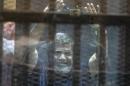 L'ex-président égyptien Mohamed Morsi, derrière des barreaux lors de son procès, le 16 mai 2015 au Caire