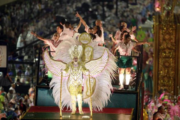 BRA812. RÍO DE JANEIRO (BRASIL), 15/02/2015.- Miembros de la escuela de Samba Mangueira se presentan hoy, domingo 15 de febrero de 2015, durante su desfile en el sambódromo de Río de Janeiro (Brasil),