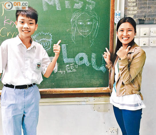 當上中學教師的劉曉彤（右），以過來人身份助聽障學生。（受訪者提供）