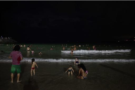 BRA09. RÍO DE JANEIRO (BRASIL), 3/01/2014.- Vista general de la playa del Arpoador en Ipanema hoy, sábado 3 de enero de 2015, en Río de Janeiro (Brasil). Las playas de la segunda ciudad de Brasil se abarrotaron de turistas y brasileños, incluso durante la noche, animados por el intenso calor y las inusuales aguas calmas y cristalinas del Atlántico. Los temperaturas superaron los 30 grados y las famosas playas de Ipanema y Copabana se convirtieron en el punto de encuentro de un éxodo masivo de bañistas. EFE/Marcelo Sayão