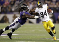 El del receptor Antonio Brown (84) de El los Steelers de Pittsburgh empuja al linebacker Pernell McPhee (90) de Los Cuervos de Baltimore Durante ONU Partido Entre Ambos Equipos, El Jueves 11 de septiembre de 2014, en Baltimore.  (Foto AP / Patrick Semansky)