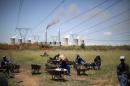 Des ouvriers au chômage attendent une livraison de charbon, le 5 février 2015 à Emalahleni en Afrique du Sud