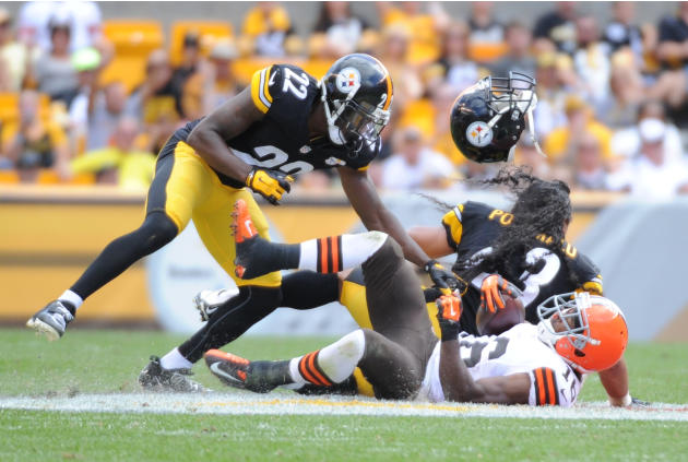 Pittsburgh Steelers profundo fuerte Troy Polamalu (43) derecho, pierde su casco después makig un éxito en los Cleveland Browns el receptor abierto Andrew Hawkins (16) en el tercer cuarto del partido de fútbol de la NFL sobre el Su