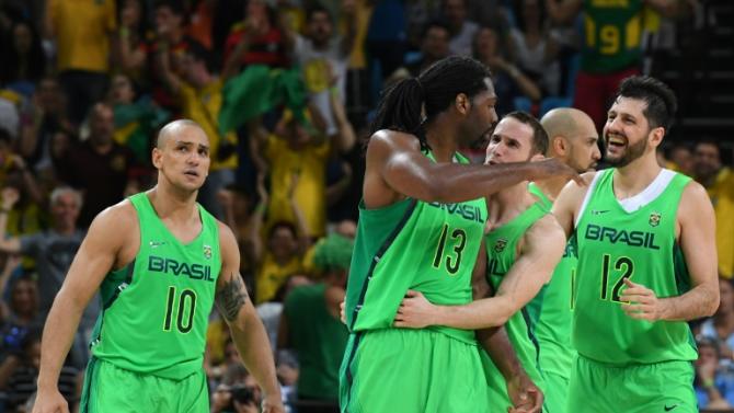 Jogadores da seleÃ§Ã£o brasileira de basquete durante partida contra a Argentina, nos Jogos OlÃ­mpicos do Rio, no dia 13 de agosto de 2016