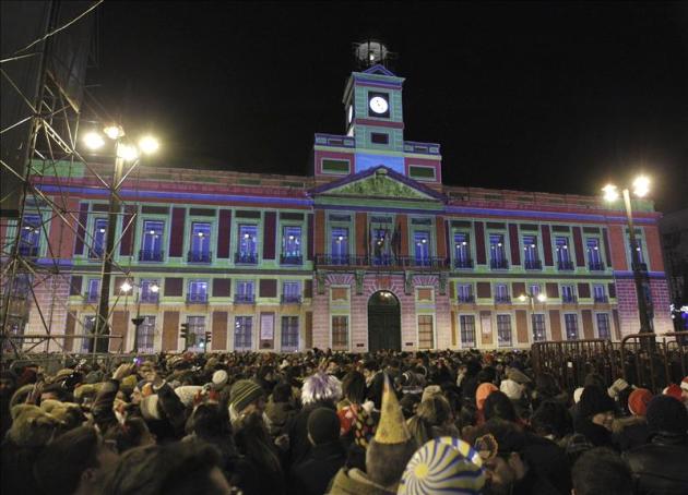 Miles de personas se han reunido esta media noche en la Puerta del Sol, para asistir al ensayo general de las campanadas de Fin de Año. EFE