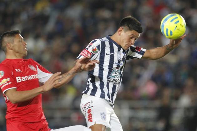 MEX68. PACHUCA (MÉXICO), 07/02/2015.- El jugador del Pachuca, Ezequiel Cano (d), disputa el balón con Richard Oetiz (i), de Toluca, hoy, sábado 7 de febrero de 2015, en un partido de la jornada 5 del 