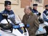 Le ministre de l'Intérieur Bernard Cazeneuve salue des policiers à Toulouse le 29 décembre 2014
