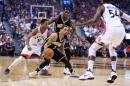 George Hill (C), de Indiana, ataca el cesto de los Toronto Raptors, en partido de primera ronda de playoffs en la Conferencia Este de la NBA, el 26 de octubre de 2016 en Toronto