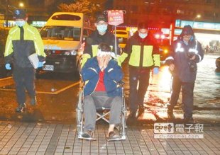 被女兒砍傷的65歲李姓男子，右額頭和右大腿都有刀傷，隨後被送往亞東醫院。（王揚傑攝）
