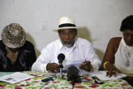 El sacerdote de santería afro-cubana Lázaro Cuesta lee las predicciones para el 2015 en La Habana el sábado 3 de enero del 2015. (Foto AP/Desmond Boylan)