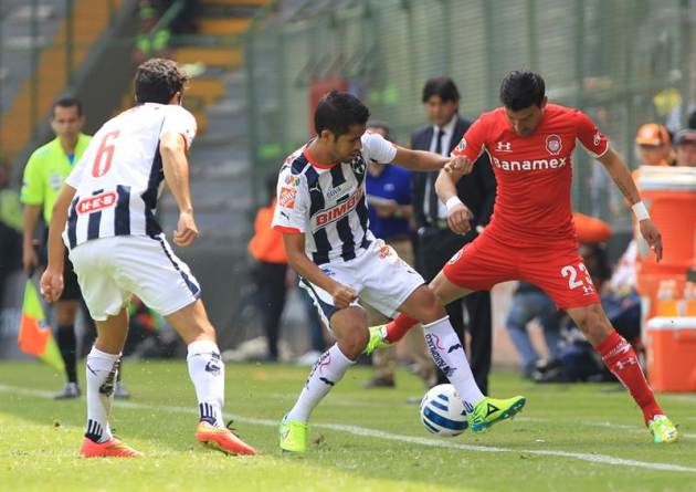 MEX16. TOLUCA (MÉXICO), 21/09/2014.- El jugador de Toluca Edgar Benítez (d) disputa el balón con Severo Meza (c), del Monterrey, hoy, domingo, 21 de septiembre de 2014, durante un juego correspondient