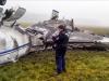 En esta imagen obtenida de un vídeo proporcionado por la televisión estatal rusa Rossiya, un investigador trabaja en los restos de fuselaje de un avión privado que colisionó con una máquina quitanieves en el aeropuerto de Vnukovo, en Moscú, el 21 de octubre de 2014. (Foto AP) TV OUT