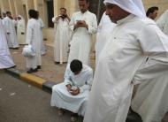 Kuwaitianos utilizam telefones celulares fora da mesquita atacada na capital do emirado, em 26 de junho de 2015