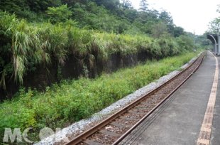 望古車站人煙雖然稀少，倒可享受清靜悠閒旅遊時光。(攝影／MOOK景點家張盈盈)