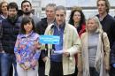 El portavoz adjunto del PP en el Congreso, Leopoldo Barreda (c); la secretaria general del PP vasco, Nerea LLano (i), y el presidente del partido en Bizkaia, Antón damborenea (c, segunda fila), durante un acto político ante la Diputación de Bizkaia. EFE/Archivo