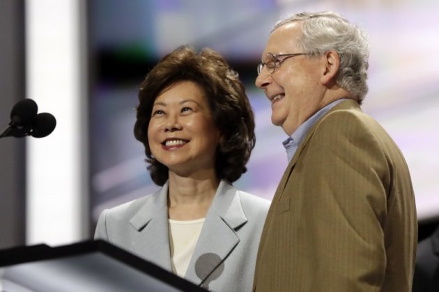 可望出任川普政府運輸部長的趙小蘭（Elaine L. Chao）與夫婿麥康奈爾（Mitch McConnell）（AP）