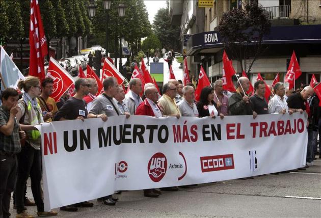 Concentración convocada por los sindicatos CCOO, UGT y USOen Oviedo por la muerte de un hombre el pasado martes en un accidente laboral en la planta de ArcelorMittal de Avilés. EFE/Archivo